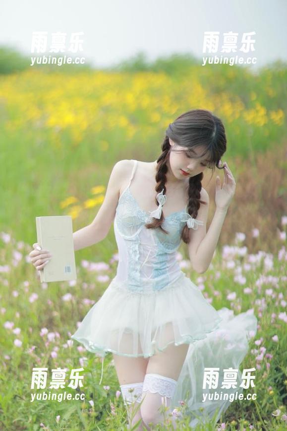 打开“tttzzz668.su”视频，就是坐在瓜田里的小椰子，轻松自在，萌态百出！