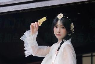 下载“吃瓜导航”，给你的八卦生活加点儿料，随时随地有人分享！