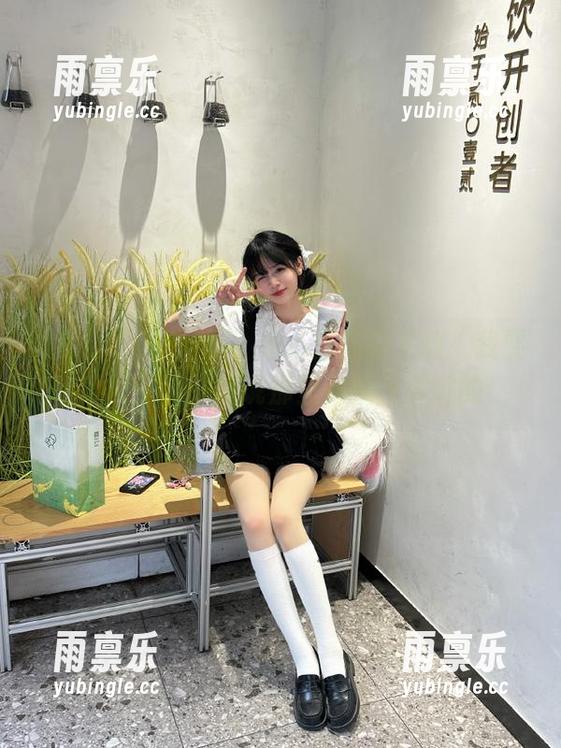 嗯？是不是应该下载“我要吃瓜网”了，听说那里的瓜汁满满的！