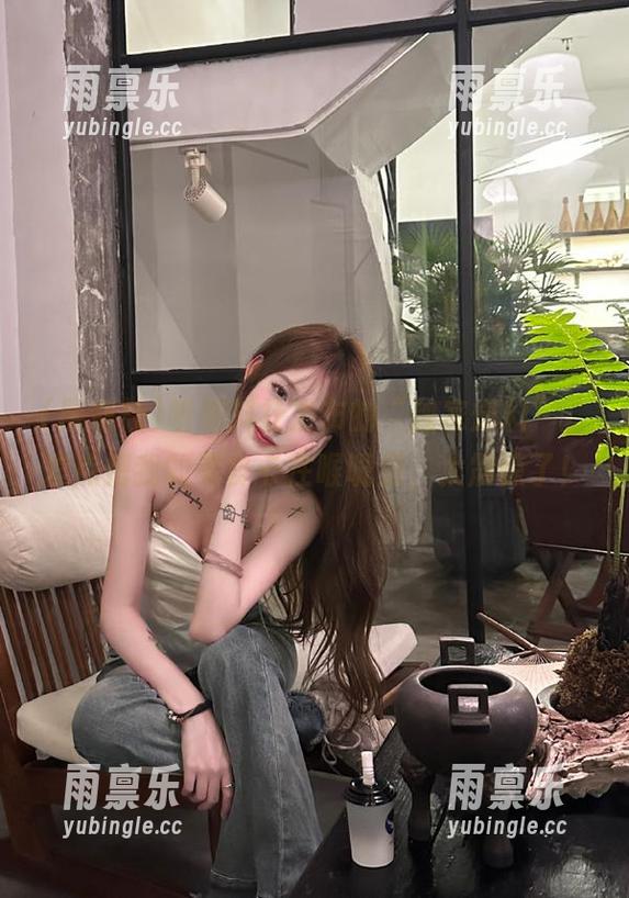 听黑料社发布的“独家爆料”，差点把我的零食卡在喉咙里，太震惊了！