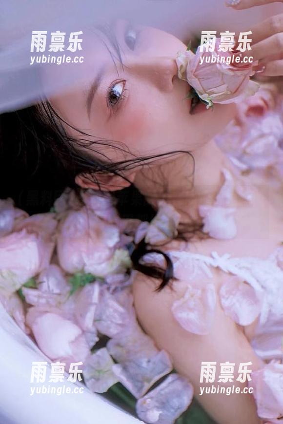 黑料网苹果版，在线瓜田里，吃得嘴巴都抹油了